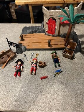 Play mobile Pirate Playset with Red, Brown & Green Figures and Accessories